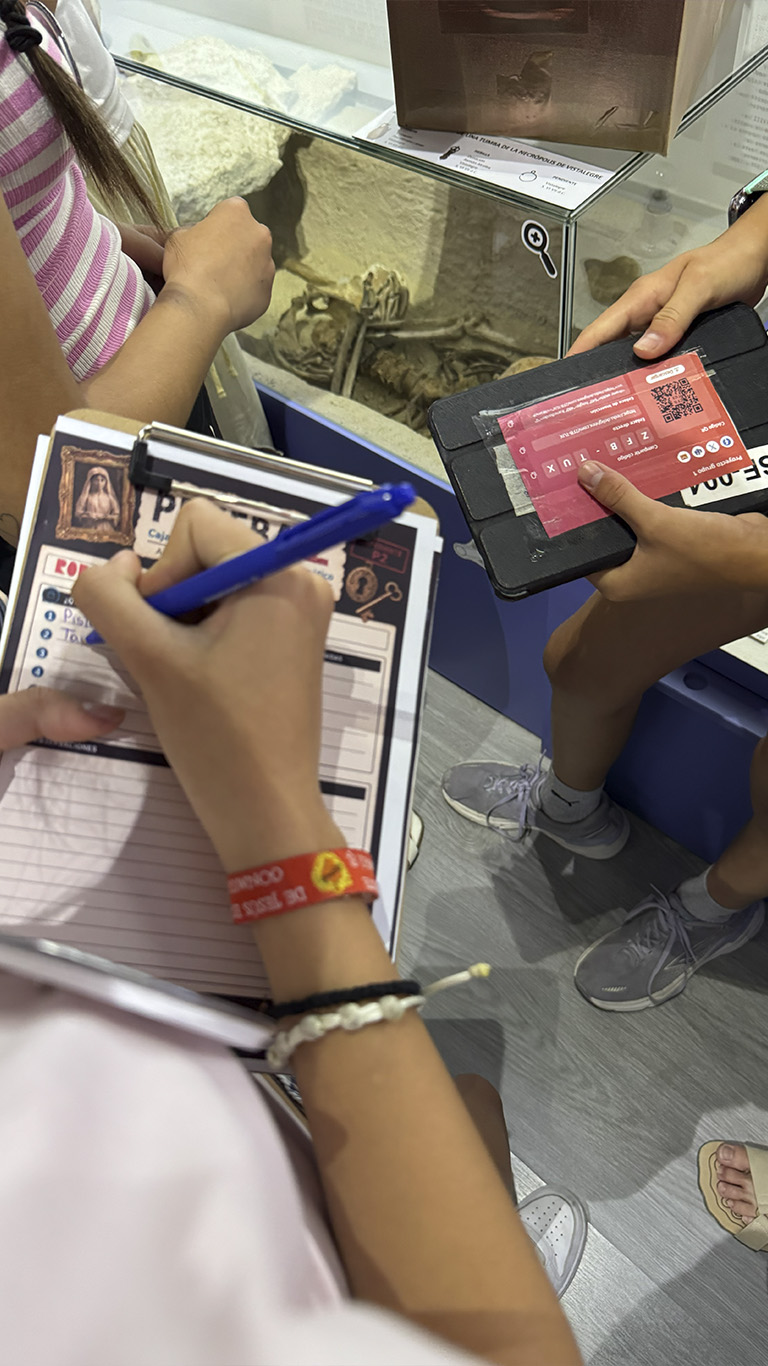 EscapeKids: La Historia Robada en el Museo de Aspe - Participantes rellenando el cuaderno de pistas